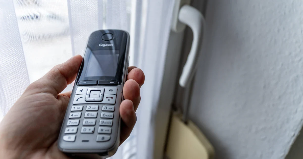1,3 miljoonaa lankapuhelinliittymää suljetaan: Telekom korvaa vanhat linjat kalliilla mobiilisovittimella