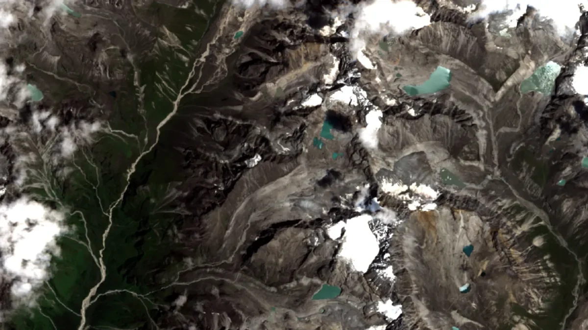 500 x 800 metrin jäätikköseinämä romahti Tiibetissä: Satelliittikuvat paljastavat Nepalin tuhotulvan syyn