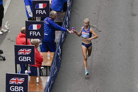 Aliisa Vainion ainoat seuralaiset olivat EM-maratonilla juottopisteen huoltojoukot. Eroa muihin oli 20 kilometrin kohdalla kolme minuuttia.