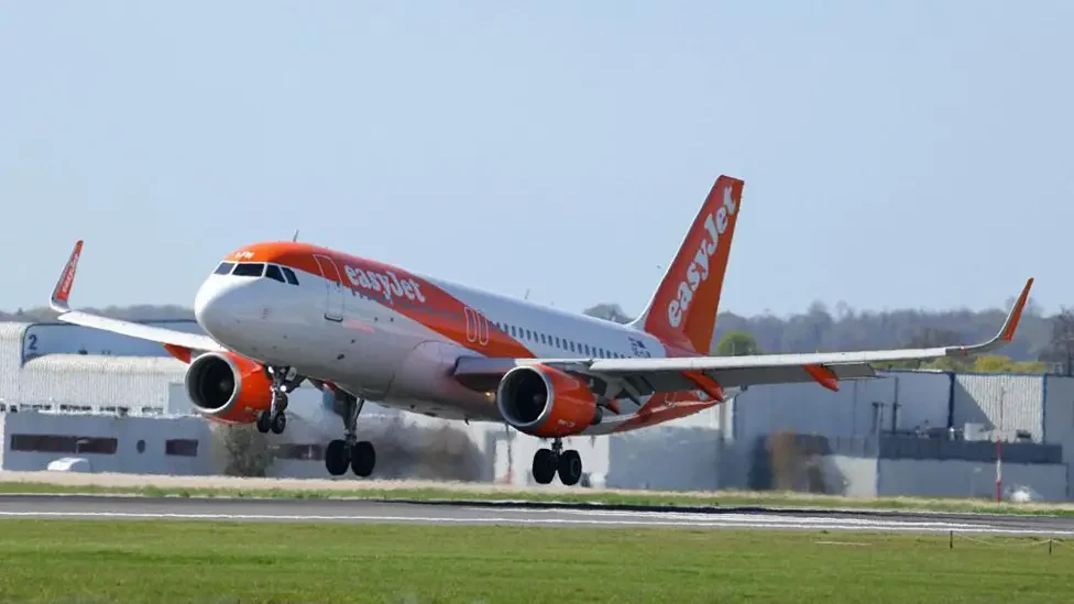 American Airlinesin matkustajakone kiitotiellä.