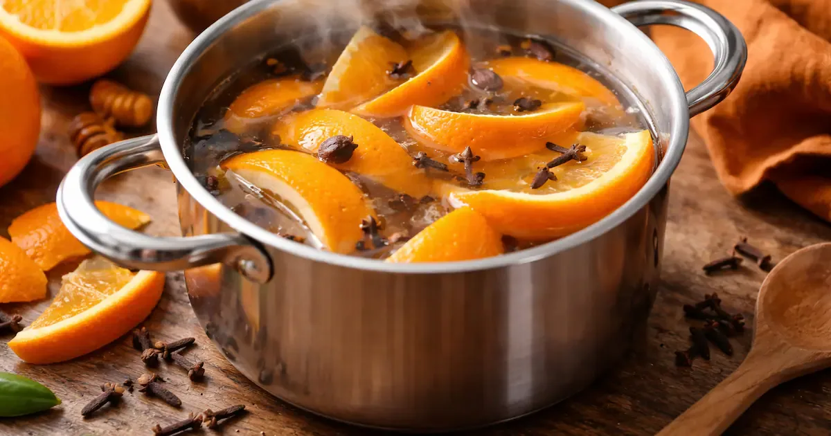 Appelsiininkuoret ja neilikat kattilassa