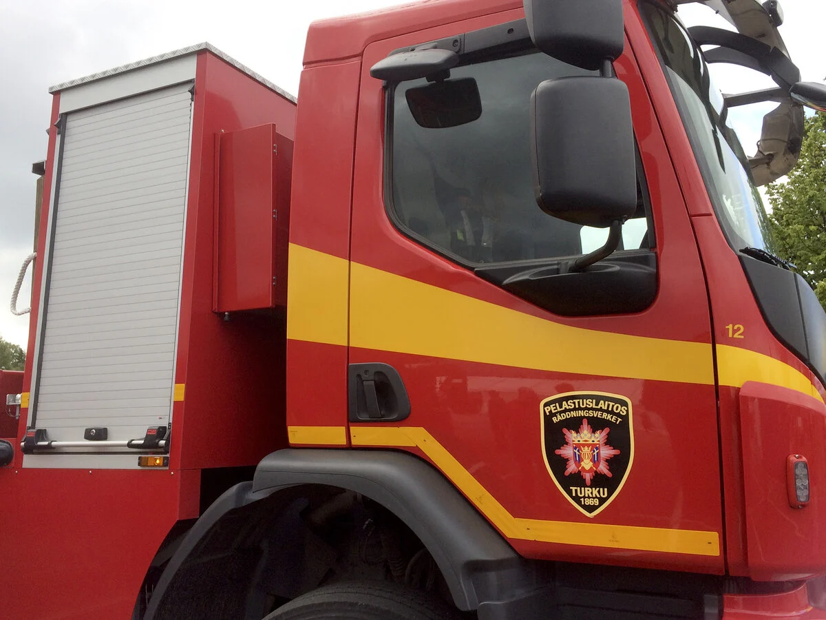 Auto kääntyi katolleen Sauvossa – kolme matkustajaa selvisi omin avuin