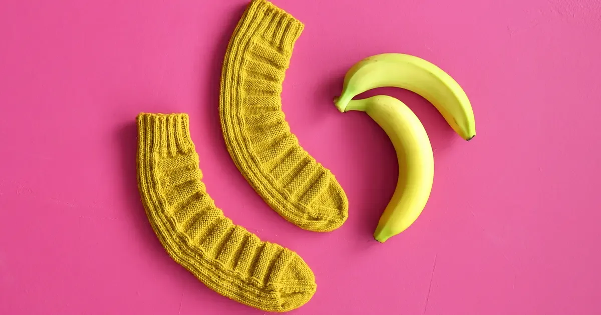 Banaanisukat ovat somen uusin hittineule – Näin teet kantapäättömät sukat superhelposti