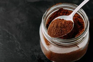 Colocar café molido en la entrada de la casa y en las ventanas se convirtió en un truco casero cada vez más recomendado para alejar plagas del hogar de forma natural.