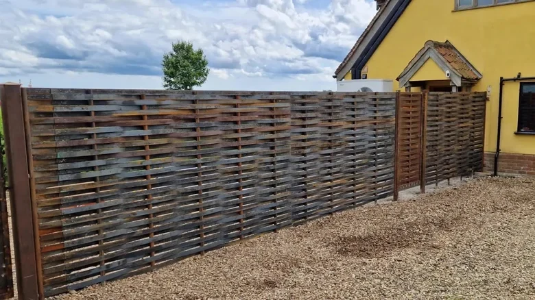 Corten-teräksestä valmistettu moderni pihavaihtoehto.
