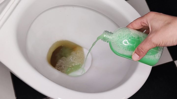 Unohda hankaaminen: Näin poistat pinttyneen kalkin ja virtsakiven wc-istuimesta vaivatta