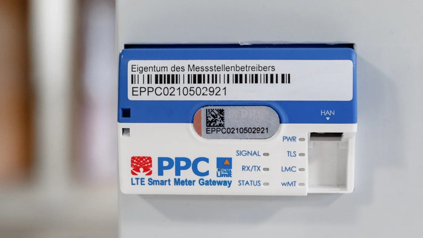 Ein Smart-Meter-Gateway zur Datenübertragung ist an einem digitalen Stromzähler zu sehen