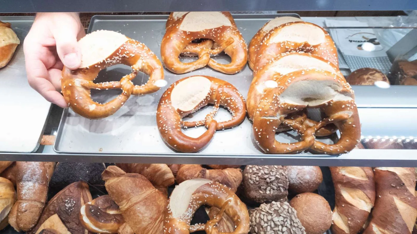 Ein Verkaufstresen in einer Bäckerei mit Brezeln und Brötchen