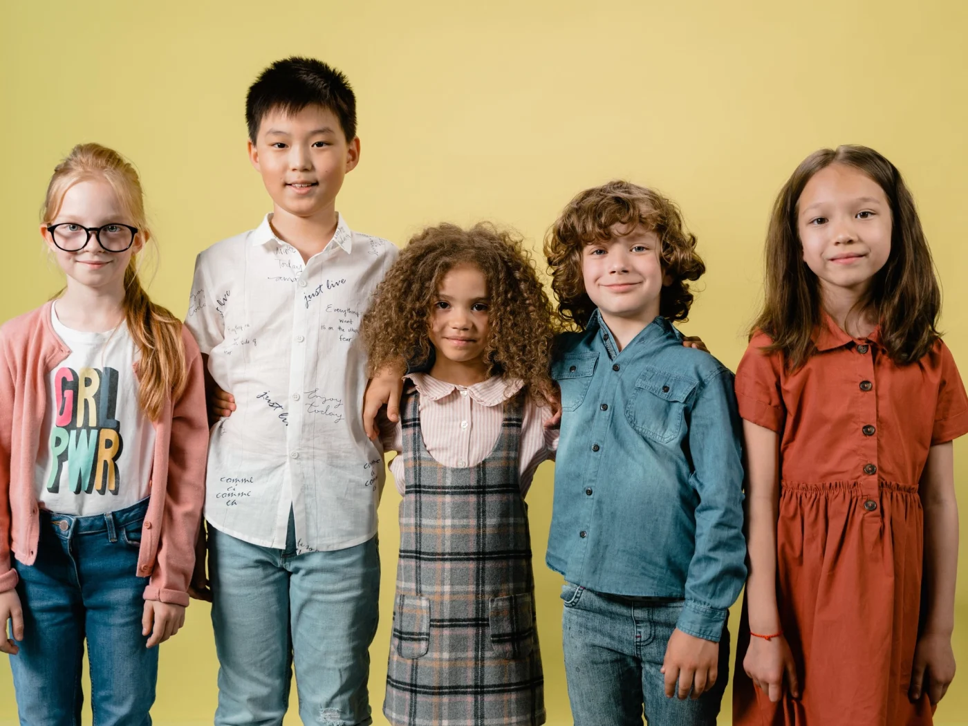 El debate sobre la autonomía infantil suele compararse entre quienes crecieron antes y después de la expansión de la tecnología digital. Foto: Pexels.