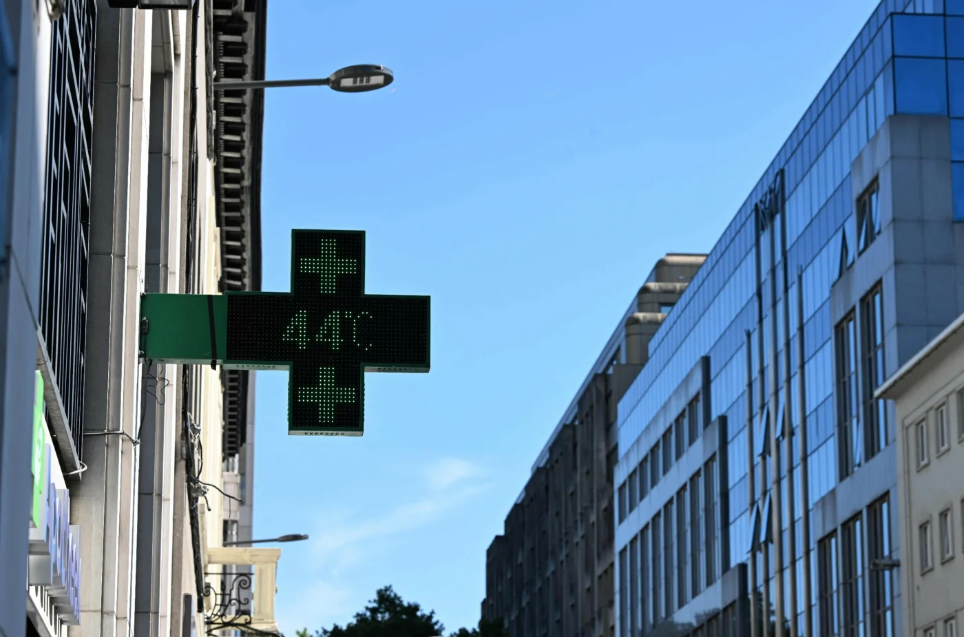HETEBØLGE: Et skilt utenfor et apotek viste 44 grader i Brussel 23. juni. Foto: NICOLAS TUCAT / AFP / NTB