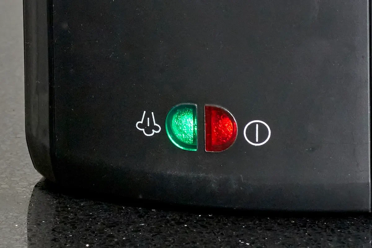 Höyrypuhdistimen punainen ja vihreä merkkivalo.