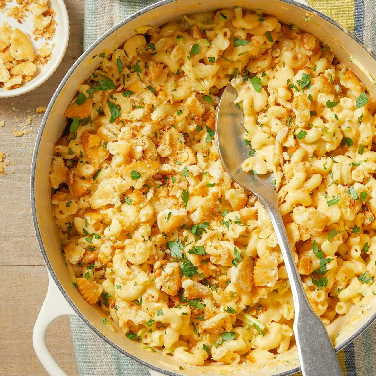 Kermainen kesäsuosikki: Näin ujutat kesäkurpitsan osaksi mac and cheese -herkkua