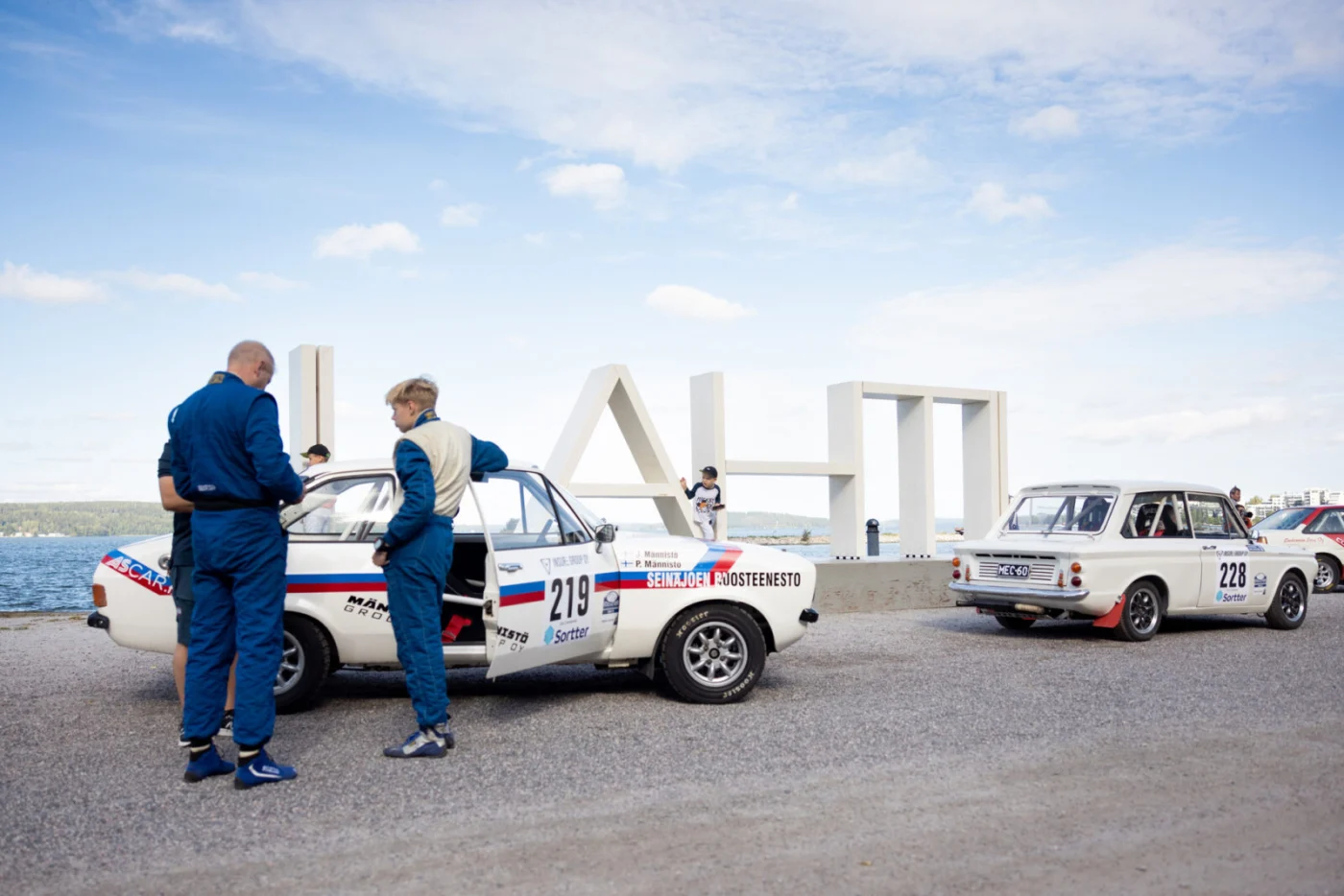 Kilpa-autoja Lahti Historic Rallyn varikolla.