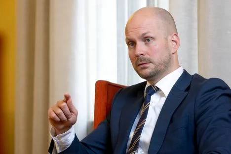 Kokoomuksen kansanedustaja Ville Valkonen puhumassa.