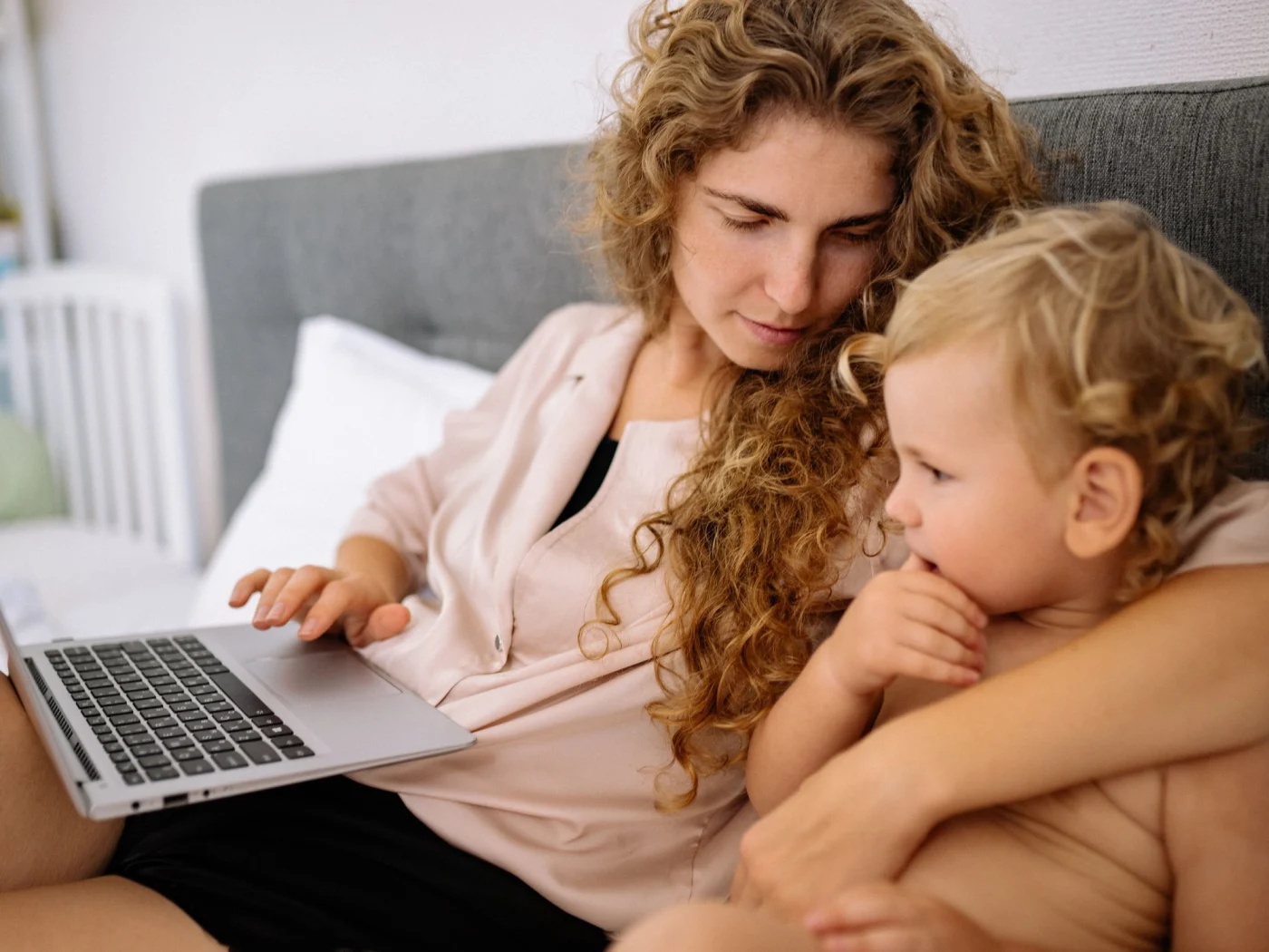 La autoexigencia y las expectativas sobre la maternidad pueden favorecer la aparición de sentimientos de culpa. Foto: Pexels.