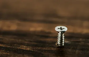 La gaseosa cola ayuda a quitar el óxido de los tornillos.