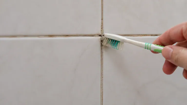 Las juntas de los azulejos pueden ser limpiadas fácilmente con un cepillo de dientes viejo. (Imagen ilustrativa generada con IA).