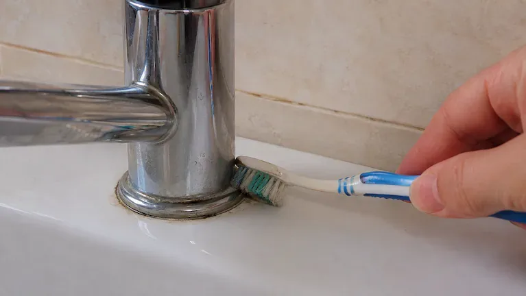 Los cepillos de dientes permiten limpiar la grifería del baño y la cocina. (Imagen ilustrativa generada con IA).