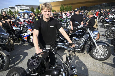 Mopoilevat Nuoret -yhdistyksen hallituksen jäsen Valtteri Maronen osallistui mopoilijoiden mielenosoitukseen Kansalaistorilla Helsingissä.