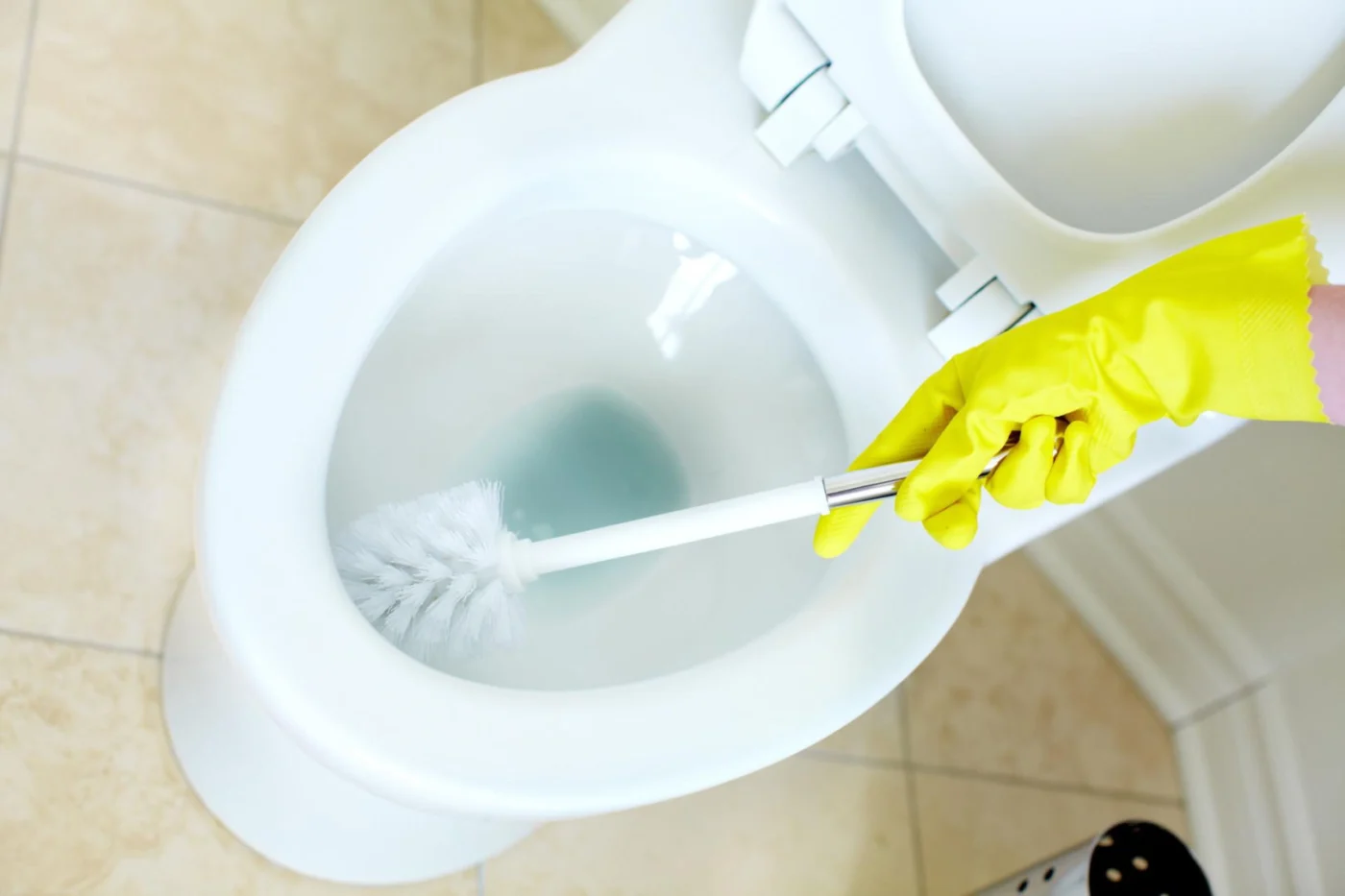 Näin poistat pinttyneen kalkin wc-istuimesta: Lämmin etikka tekee ihmeitä