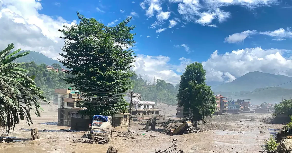 Nepalin hyökyaalto nousi 9 metriä 30 minuutissa: 270 kuollutta ja 1 500 kadoksissa