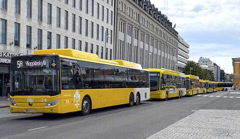 Olli Rintala laski busseja olleen Kauppatorin ympäristössä jumissa ainakin 30. Eerikinkadun bussiletka jatkui Rintalan mukaan ainakin poliisilaitokselle saakka.