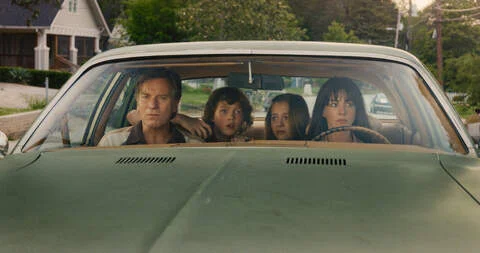 Päähenkilöinä The End of Oak Street -elokuvassa ovat Plattin perheen isä Greg (Ewan McGregor), lapset Brian (Christian Convery) ja Audrey (Maisy Stella) sekä äiti Denise (Anne Hathaway).
