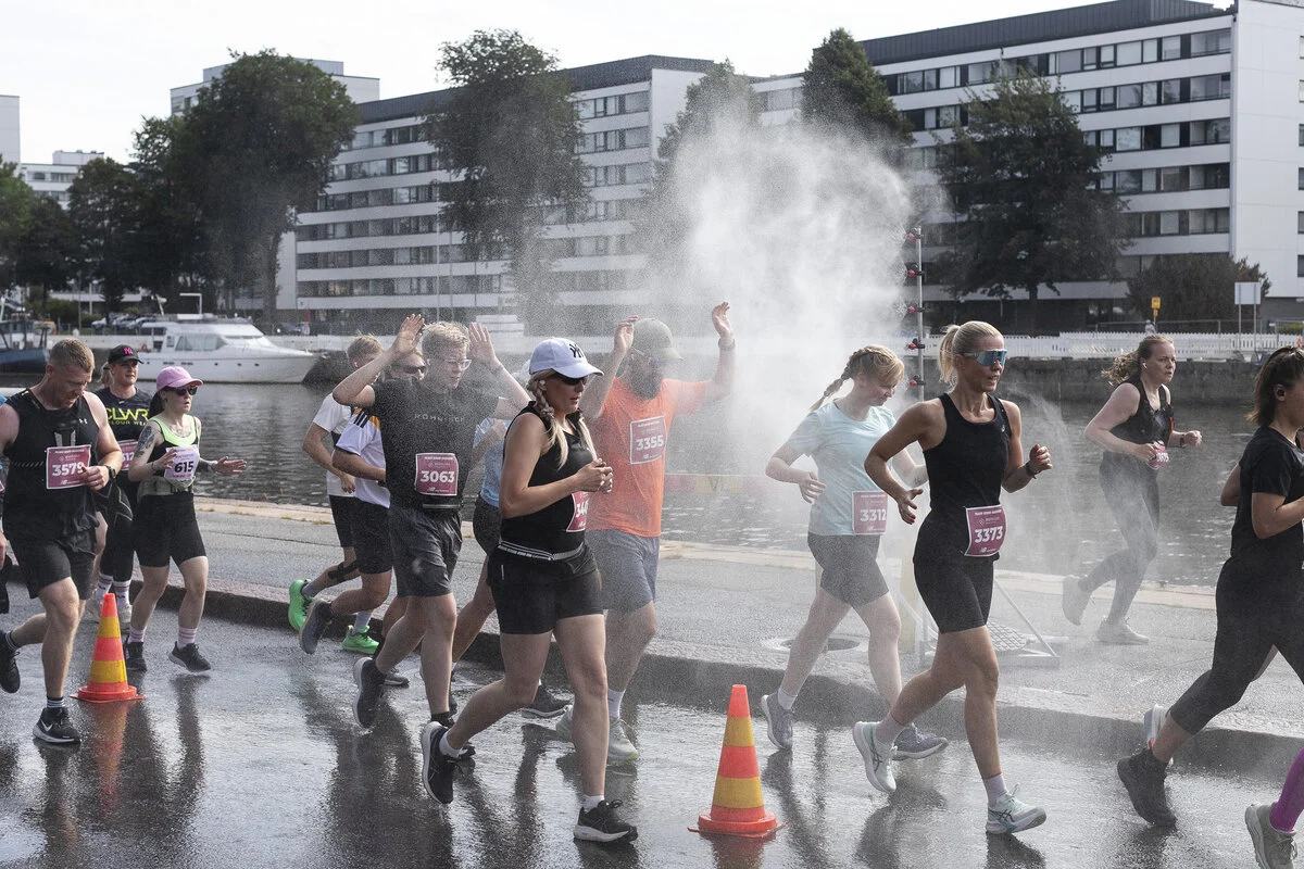 Paavo Nurmen maraton rikkoi ennätyksiä helteessä – juottopisteet koetuksella