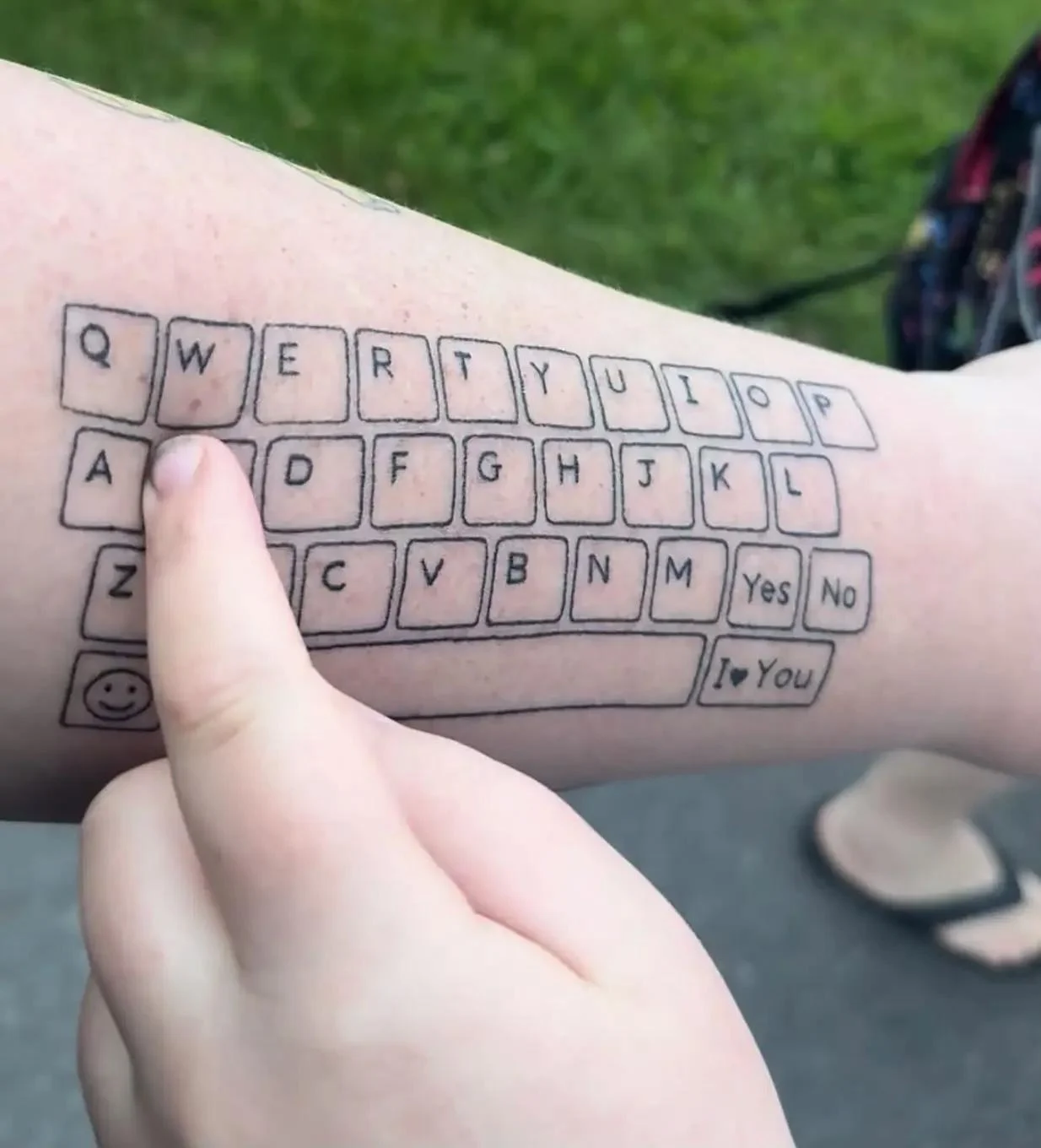 Äiti tatuoi näppäimistön käsivarteensa auttaakseen autistista poikaansa kommunikoimaan