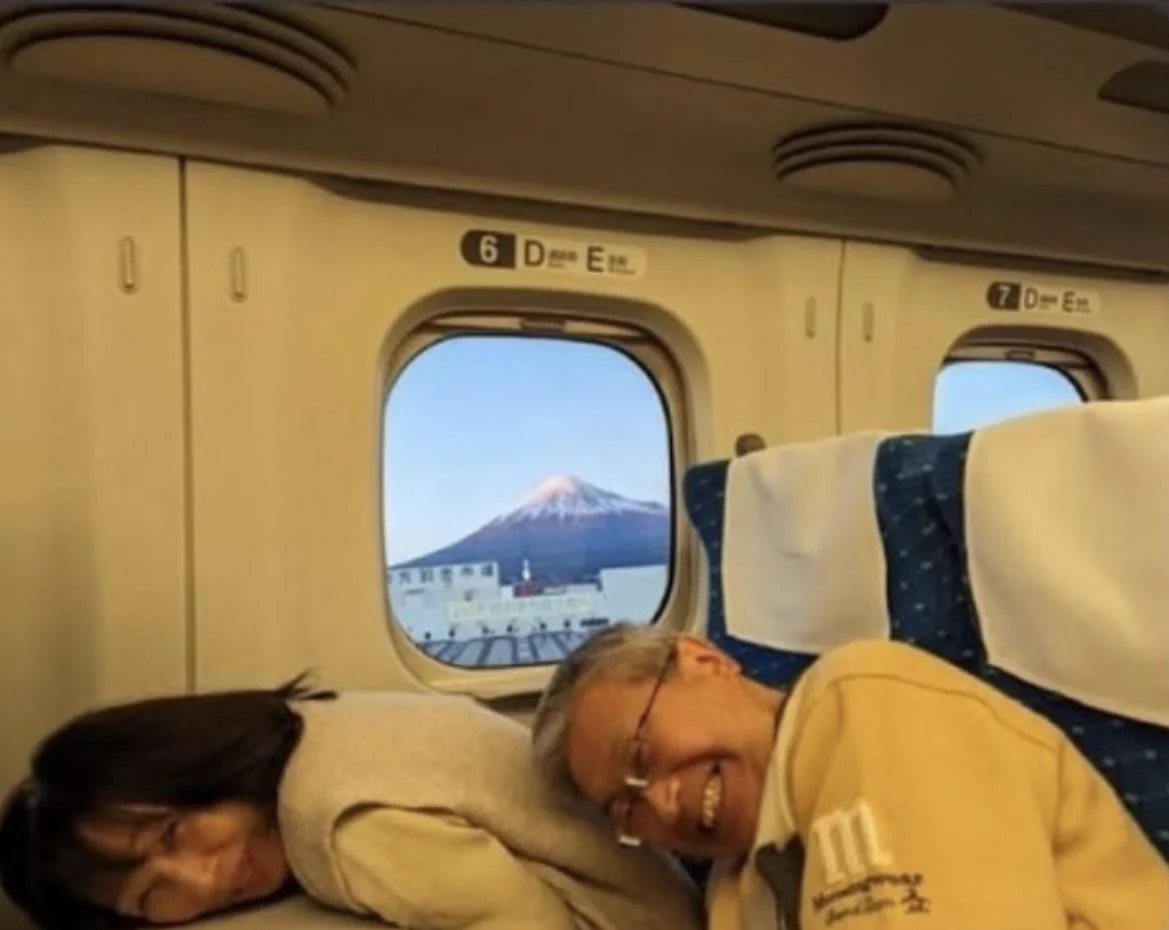 Kohtelias ele Shinkansen-junassa: Pariskunta teki tilaa Fuji-vuoren kuvaajalle