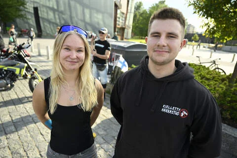 Pirkanmaalta mielenosoitukseen saapuneet Nelli Lehmijoki (vas.) ja Topias Kossi osallistuivat mopoilijoiden mielenosoitukseen Helsingissä.