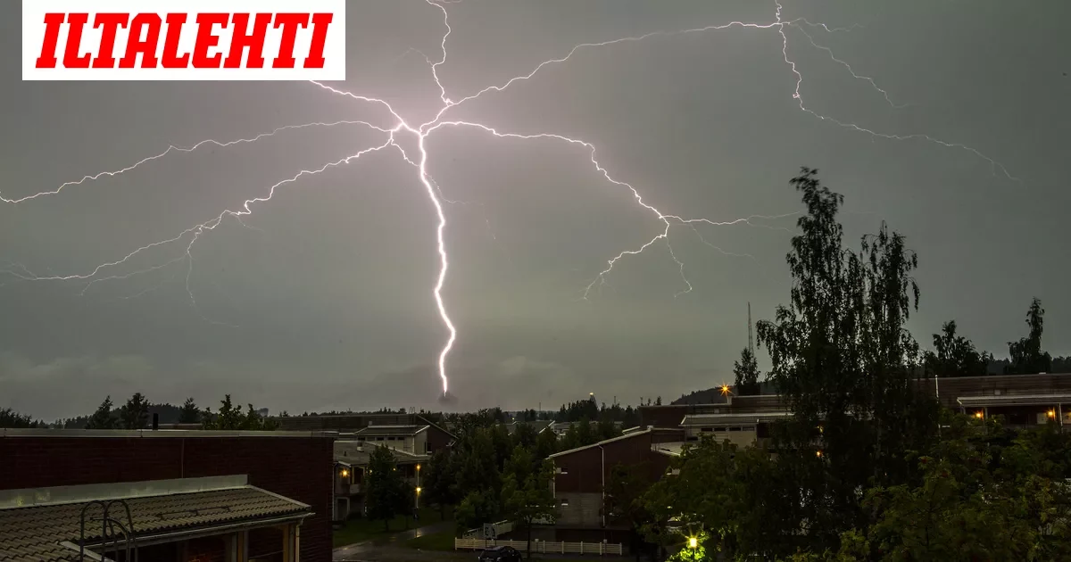 Rankkasateet ja ukkoset piinaavat viikonloppua – tässä vaaravyöhykkeet