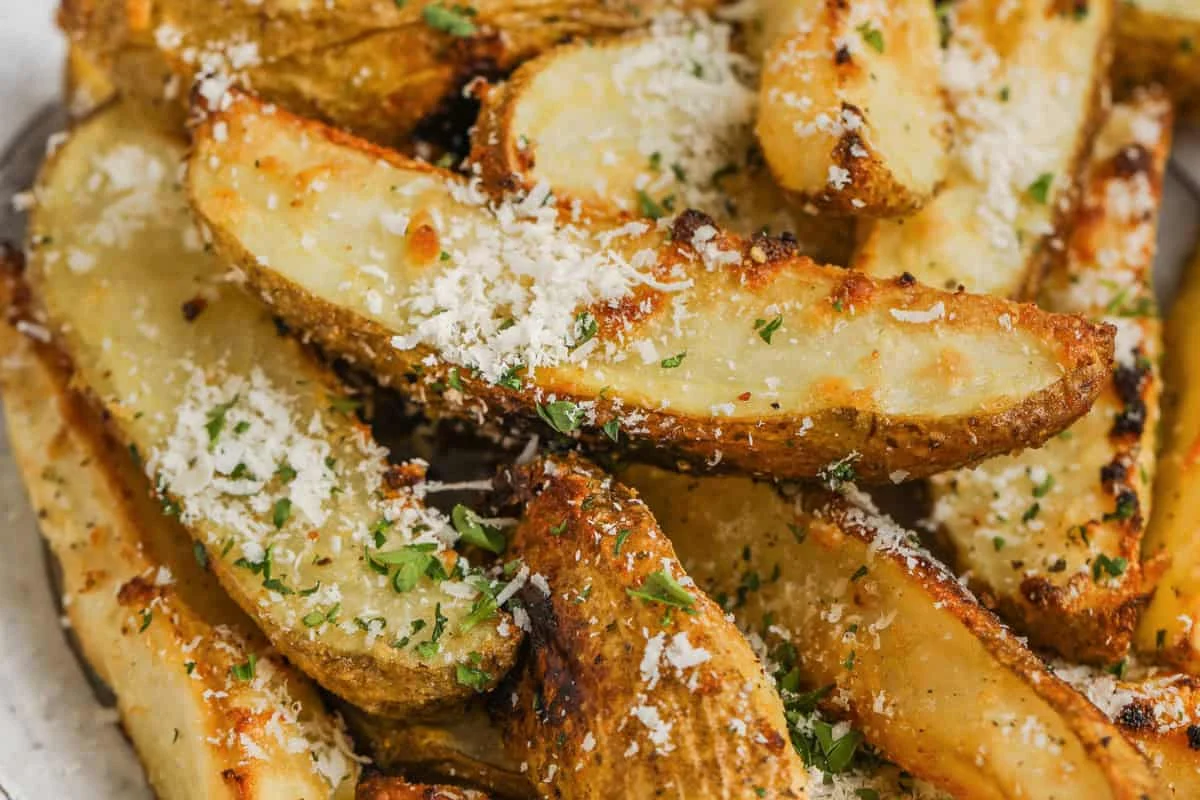 Rapeat valkosipuli-parmesaanilohkot: Täydellinen uuniperunaohje