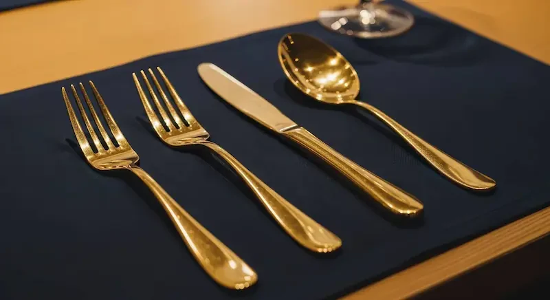 Ruokailuvälineet kattauksessa