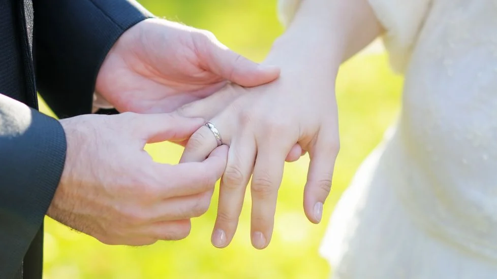 Ruotsin poliisin ajoneuvo ja viranomaistoimintaa tapahtumapaikalla.