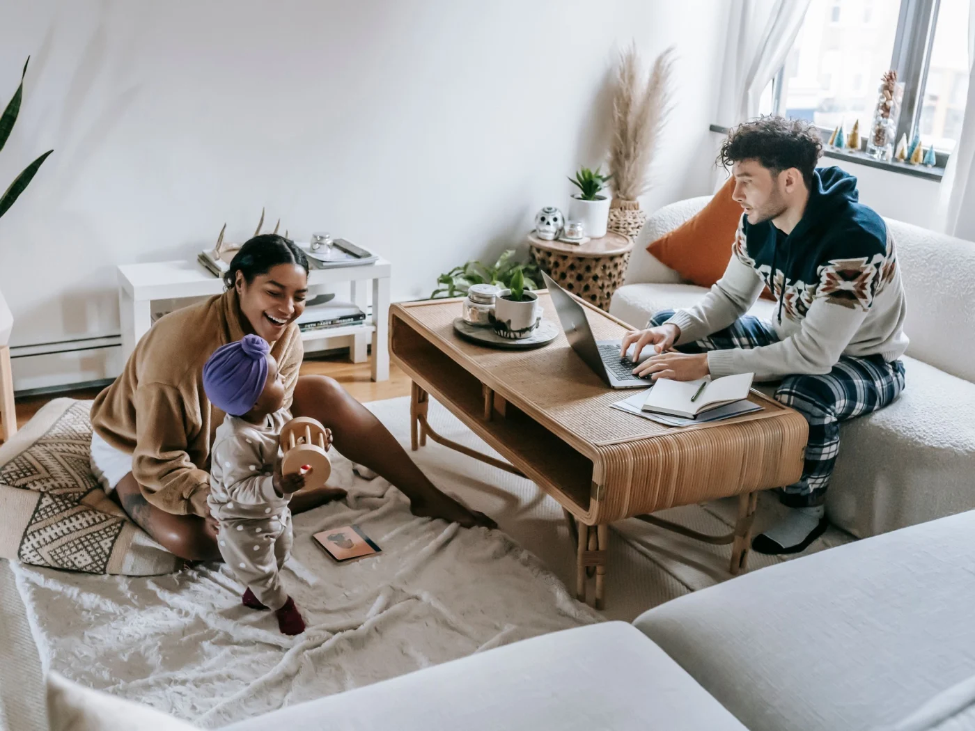 Según distintos estudios, los padres mencionan con menor frecuencia sentimientos de culpa relacionados con el trabajo y la crianza. Foto: Pexels.