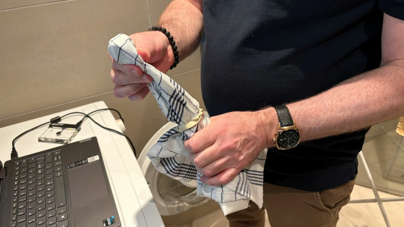 SENSOR: For å måle temperaturen underveis i programmet, puttes en føler i et kjøkkenhåndkle. Foto: Une Marvik Hagen / TV 2