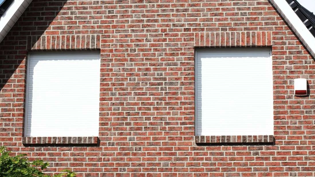Suljetut rullaverhot ikkunoissa