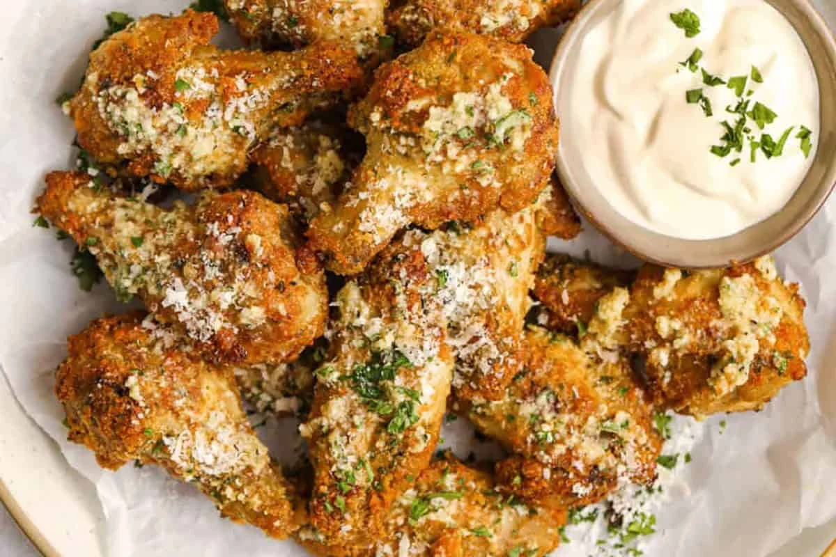 Täydelliset valkosipuli-parmesaanisiivet: Uunissa paistettu klassikko