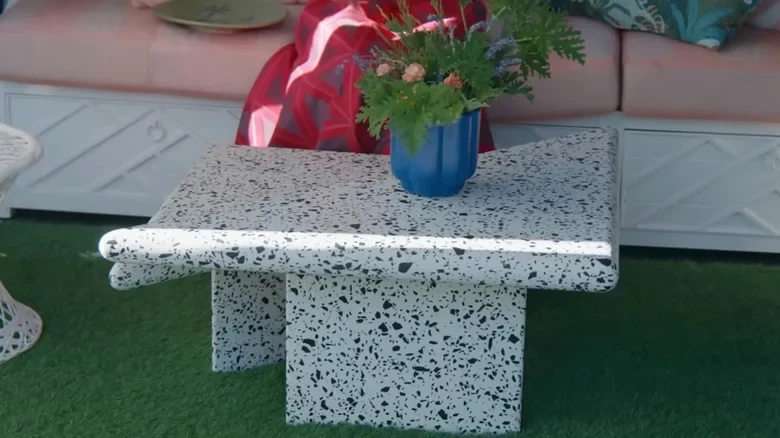 Terrazzo-tyylinen sohvapöytä ulkotilassa.