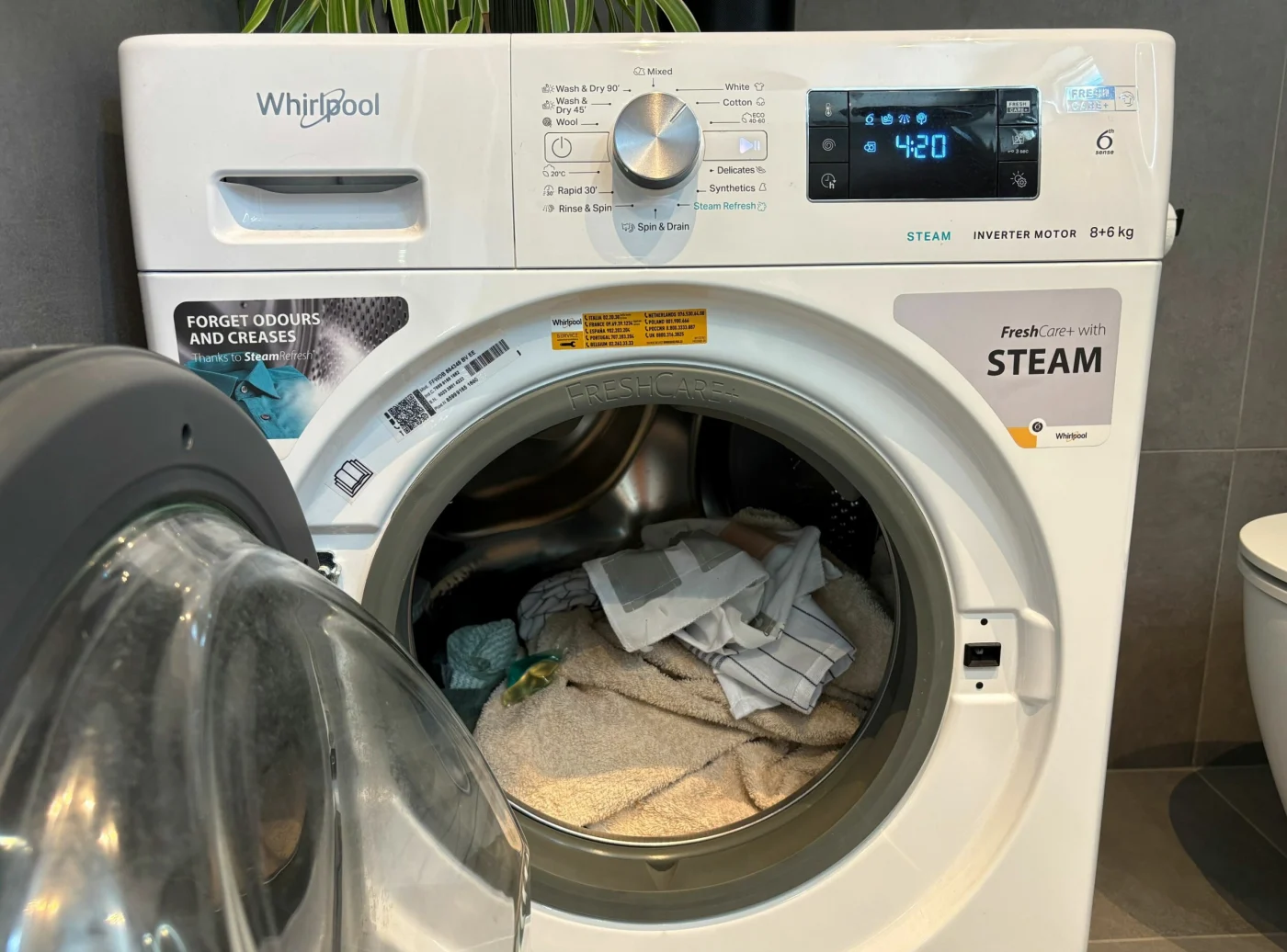 TESTES: Denne Whirlpool-maskinen er en av tre som testes. Foto: Une Marvik Hagen / TV 2