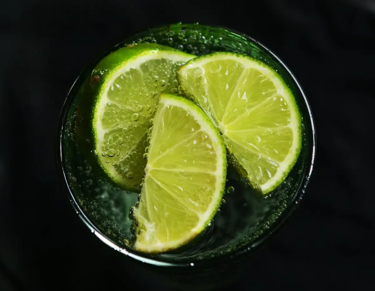 Tomar limón. Fuente: Pixbay.
