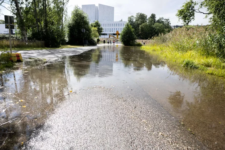 Töölönlahden ranta-alue veden vallassa Helsingin keskustassa.