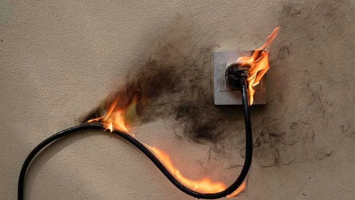 Un enchufe quemado y ardiendo