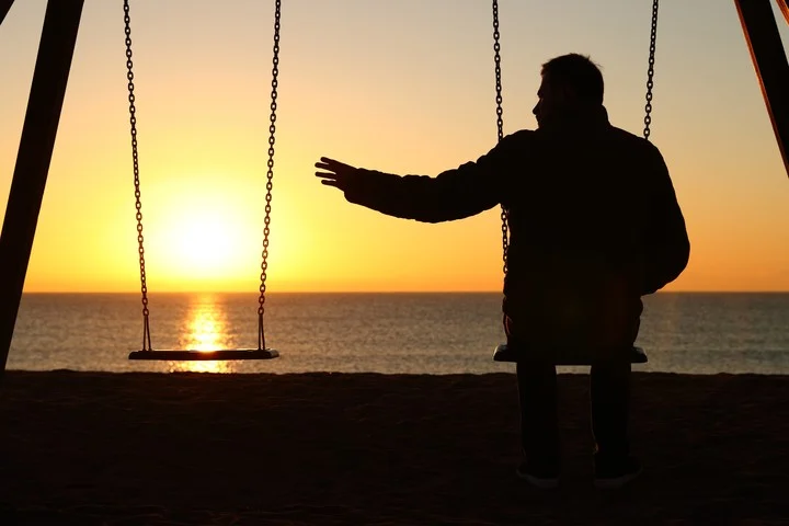 Un hombre de 37 años confesó que la razón por la que no tiene amigos cercanos puede que no sea porque es una persona difícil. Foto ilustración Shutterstock.
