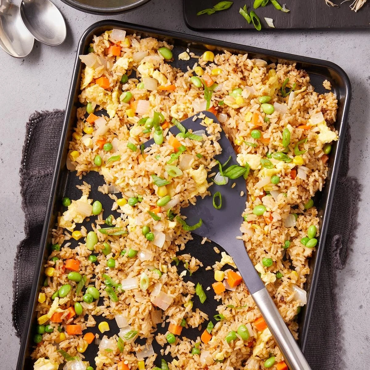 Unohda wokki: Tämä peltipaistettu riisi on paras kotitekoinen noutoruoka