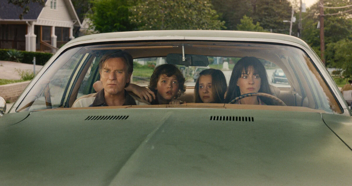 Uusi selviytymiselokuva The End of Oak Street: Ewan McGregor ja Anne Hathaway hukkuvat dinosaurusten varjoon