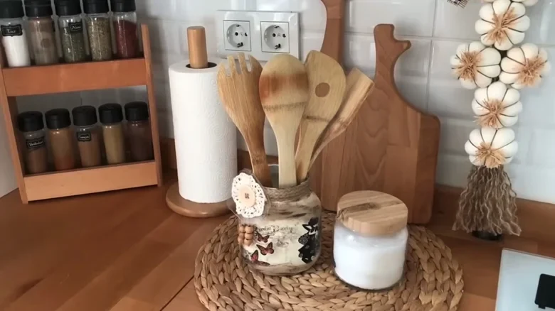 Vanha lasipurkki koristeltuna vintage-tyyliin.