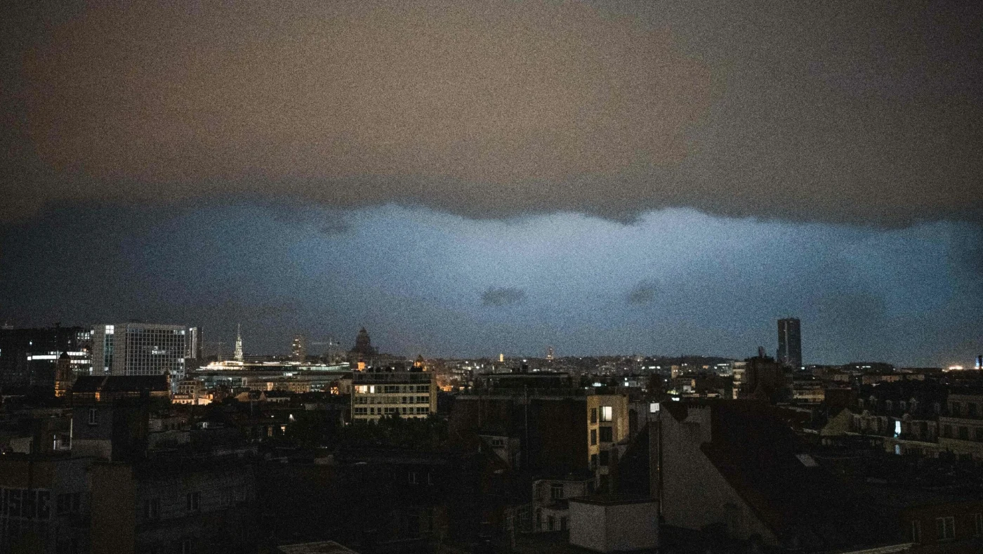 VOLDSOMT VÆR: Etter flere dager med intens varme, brøt det ut kraftige stormer. Her fra Brussel 28. juni. Foto: MARIUS BURGELMANS / AFP / NTB