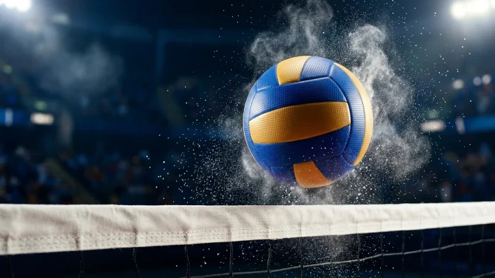 Suomen lentopallomaajoukkueen pelaaja Joonas Jokela verkolla valmiina hyökkäykseen
